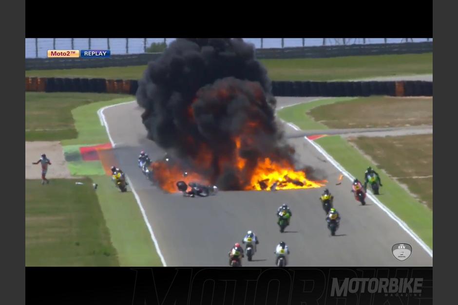 Un accidente masivo en el campeonato de Moto2 de Espa&ntilde;a provoc&oacute; una bola de fuego en la pista. (Foto: Captura video)
