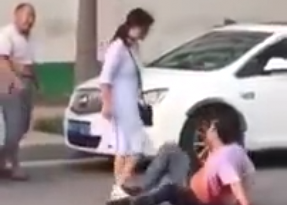Una mujer china persigui&oacute; a su esposo en una calle por haberle sido infiel. (Foto: YouTube)