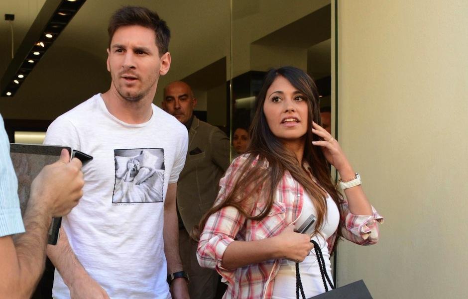 Antonella Roccuzzo, pareja de Messi grab&oacute; la salida de ambos del estadio luego de un encuentro. (Foto: televicentro.com)