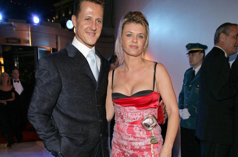 El piloto de F&oacute;rmula 1 todav&iacute;a no articula palabras pero s&iacute; muestra signos de expresi&oacute;n ante las palabras de su esposa Corinna. (Foto: Google)&nbsp;