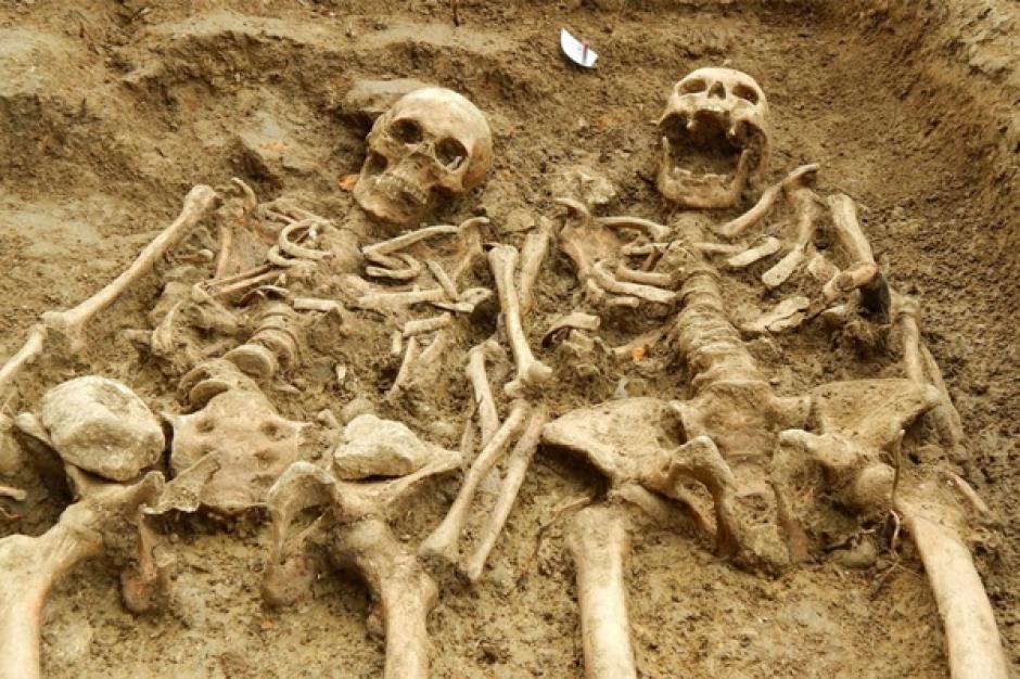 La pareja de esqueletos fueron descubiertos en Inglaterra y se encuentran tomados de la mano desde hace 700 a&ntilde;os. (Foto: Emol)&nbsp;