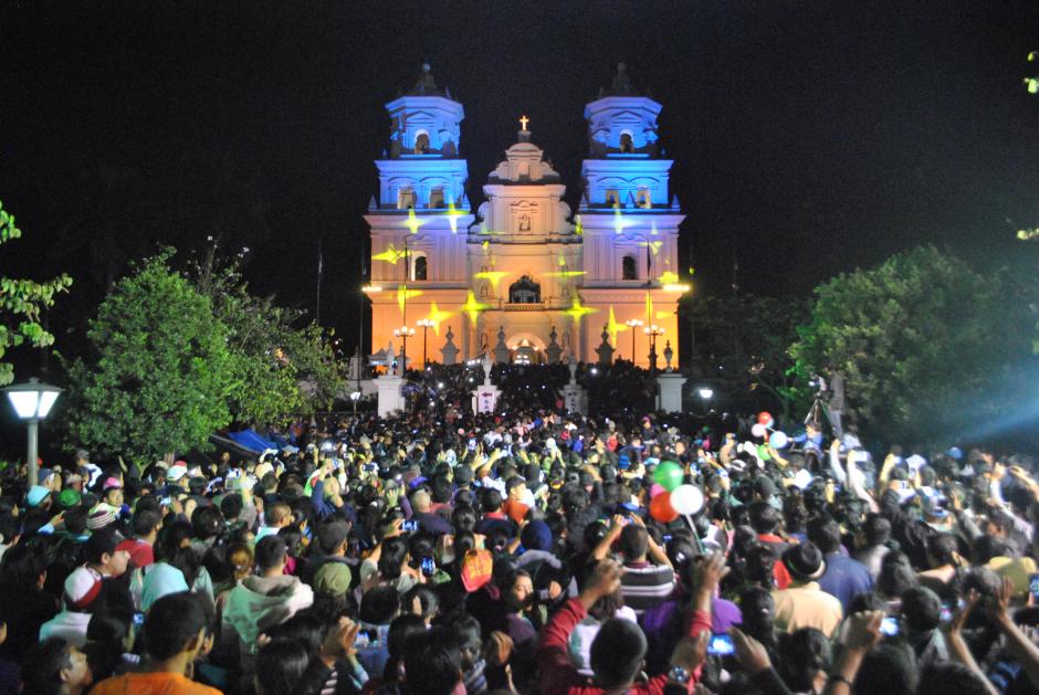 Los feligreses cat&oacute;licos se acercan a la Bas&iacute;lica de Esquipulas. (Foto: Marlon Villeda)