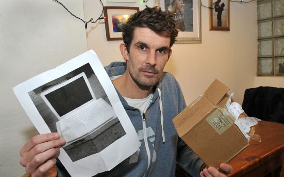 Paul Barrington con la foto de la computadora que recibi&oacute; tras ganar una subasta en eBay. (Foto: swns.com)&nbsp;