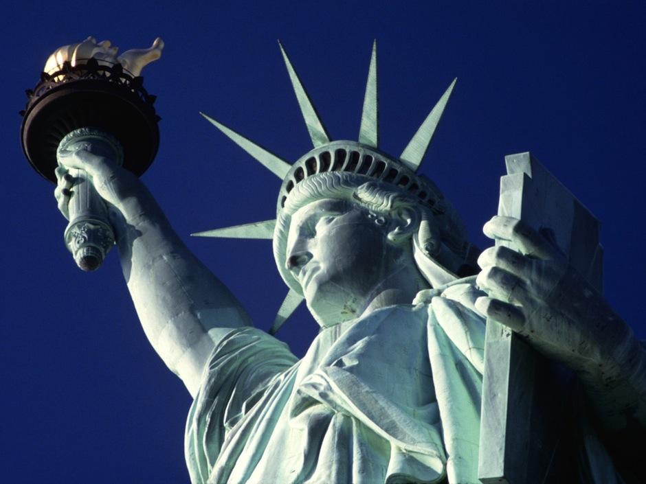 La Estatua de la Libertad fue un regalo de los franceses a los estadounidenses en 1886 para conmemorar el centenario de la Declaraci&oacute;n de Independencia de los Estados Unidos de Am&eacute;rica, desde entonces es el s&iacute;mbolo m&aacute;s importante del pa&iacute;s del norte.&nbsp;