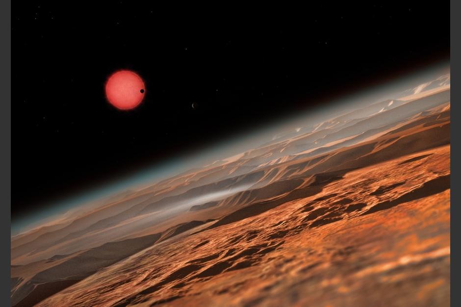 Esta ilustraci&oacute;n muestra una vista imaginaria cerca de uno de los tres planetas que orbitan a una estrella enana ultrafr&iacute;a a tan s&oacute;lo 40 a&ntilde;os luz de la Tierra. (Foto: cosmonoticias.org)