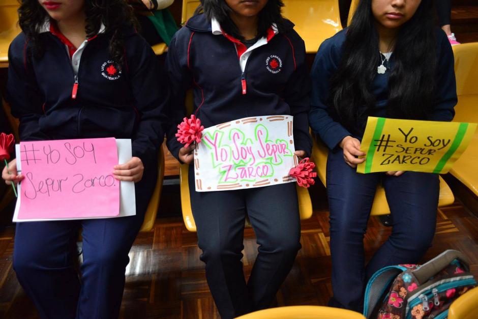 Estudiantes del Liceo Canadiense asistieron al juicio Sepur Zarco en apoyo a las v&iacute;ctimas. (Foto: Jes&uacute;s Alfonso/Soy502)