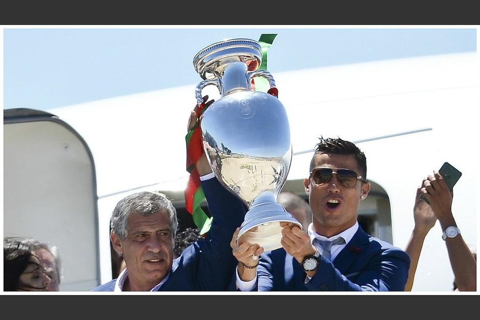 CR7 y Fernando Santos levantan la copa de Campeones de Europa. (Foto: AFP)