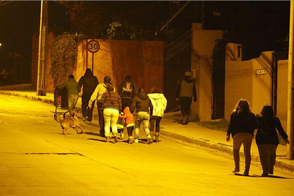 Luego del terremoto que sacudi&oacute; la costa de Antofagasta en Chile, se han evacuado miles de personas; sin embargo, la fuga de m&aacute;s de 300 mujeres en la c&aacute;rcel del poblado Iquique, ha aumentado el nivel de alerta de las autoridades chilenas (Foto: Vladimir Bigorra/El Mercurio de Chile)