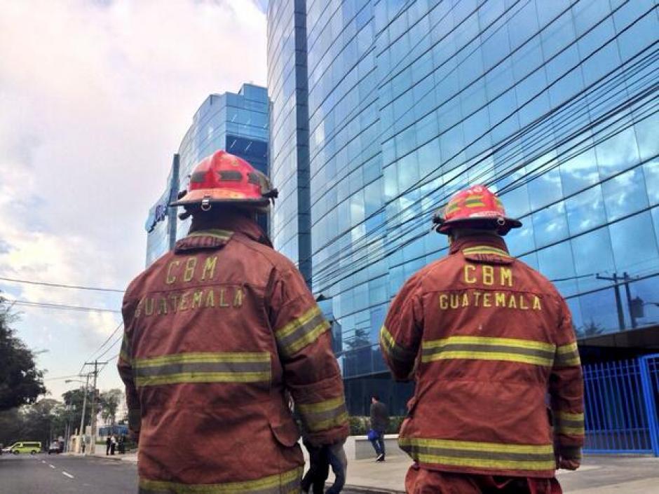 Bomberos Municipales ayudaron en la evacuaci&oacute;n del personal que lleg&oacute; temprano al edificio donde se alert&oacute; de una amenaza de bomba. Foto: Jes&uacute;s Alfonso/Soy502
