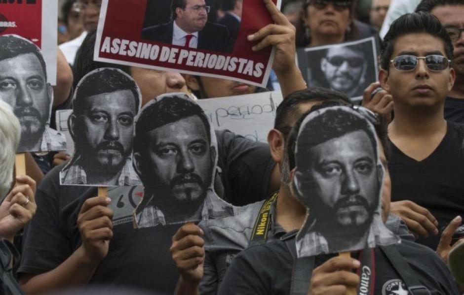 Periodistas, activistas sociales y derechos humanos participaron en manifestaci&oacute;n para exigir esclarecimiento de crimen. (Foto: tomada de Cuartoscuro)