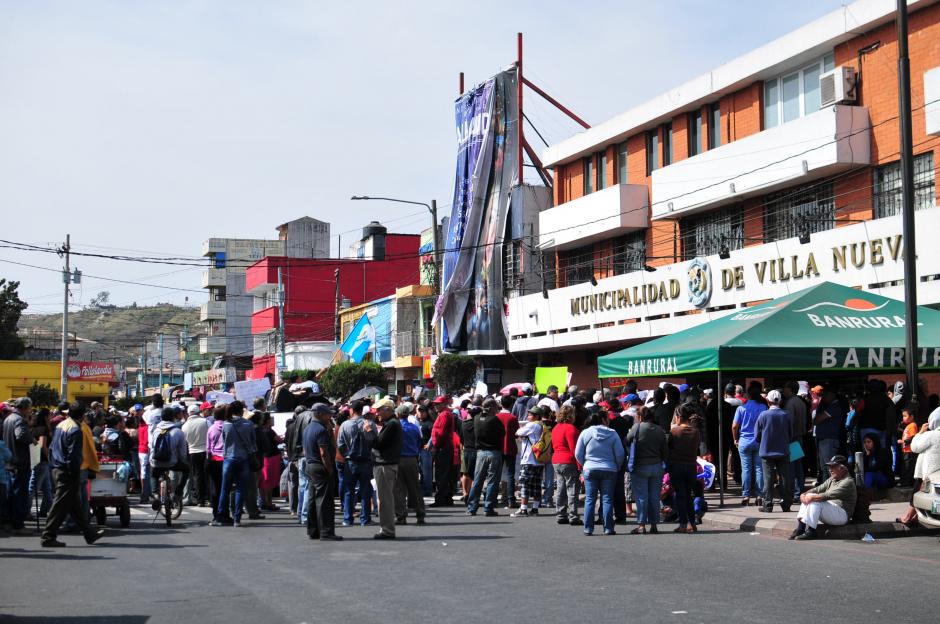 Un grupo de vecinos de Villa Nueva impidi&oacute; el paso de los empleados de la Municipalidad como medida de protesta por el incremento en el cobro de los servicios p&uacute;blicos. (Foto: Archivo/Soy502)