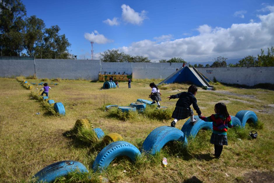 Los ni&ntilde;os disfrutan del patio de juegos de la escuela Los Planes, ignorando el motivo por el que debieron ausentarse una semana. (Foto Jes&uacute;s Alfonso/Soy502)