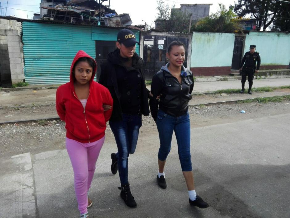 Dos mujeres de 18 a&ntilde;os se encuentran entre los detenidos por extorsi&oacute;n. (Foto: PNC)
