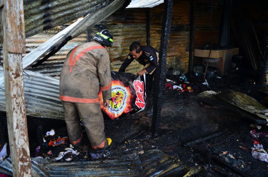 La humilde vivienda de madera y l&aacute;mina fue consumida por las llamas. (Foto: Bomberos Voluntarios)