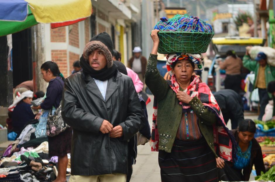 En uno de los mercados de Huehuetenango, se observa la manera en que los habitantes se protegen del clima. Foto:ND