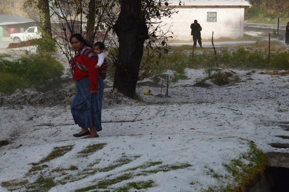 Comunidades de Totonicap&aacute;n quedaron cubiertas con un manto blanco. Lamentablemente, el granizo podr&iacute;a haber da&ntilde;ado todos los cultivos de los pobladores. (Foto: Jos&eacute; Garc&iacute;a/ Nuestro Diario)