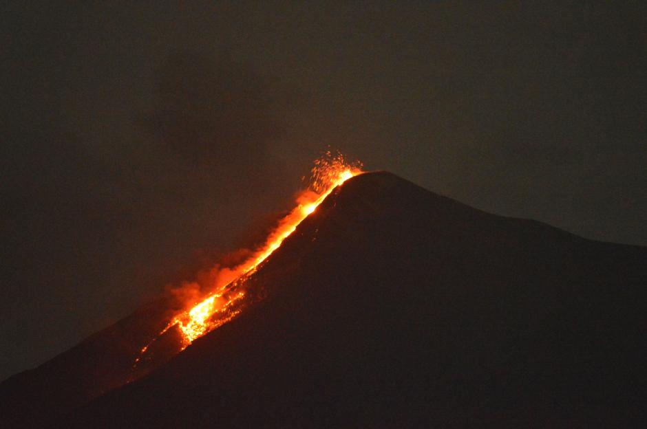 La actividad del volc&aacute;n de Fuego alert&oacute; a los habitantes cercanos al coloso que ofreci&oacute; un espect&aacute;culo nocturno la noche del martes en Sacatep&eacute;quez. (Foto: Pablo Sol&iacute;s/Nuestro Diario)