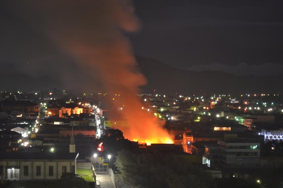 El incendio consumi&oacute; varios locales del Centro Hist&oacute;rico de Quetzaltenango. El fuego se expandi&oacute; a partir de la medianoche por la zona. (Foto: Byron Bravo/Nuestro Diario)