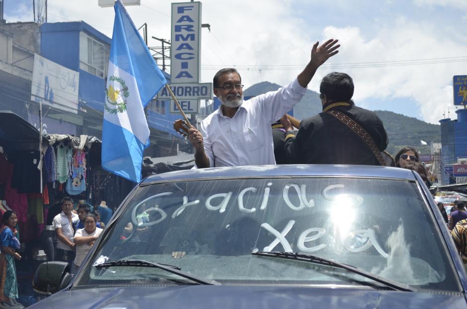 Luis Grijalva sali&oacute; en caravana el lunes por la ma&ntilde;ana para agradecer a cada una de las personas que vot&oacute; por &eacute;l y convertirlo en el pr&oacute;ximo alcalde de Quetzaltenango. (Foto: Vinicio Tan/Nuestro Diario)