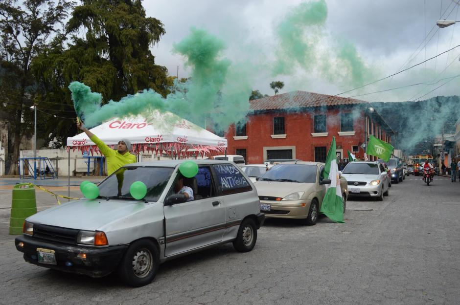 Una caravana verde y blanco recorri&oacute; las calles de Antigua, previo a la gran final del Torneo Apertura 2015. (Foto: Pablo Sol&iacute;s/Nuestro Diario)