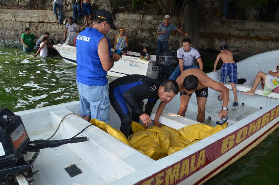 La embarcaci&oacute;n se hundi&oacute; cerca de uno de los muelles del Lago de Amatitl&aacute;n. (Foto: Juan Torres/Soy502)