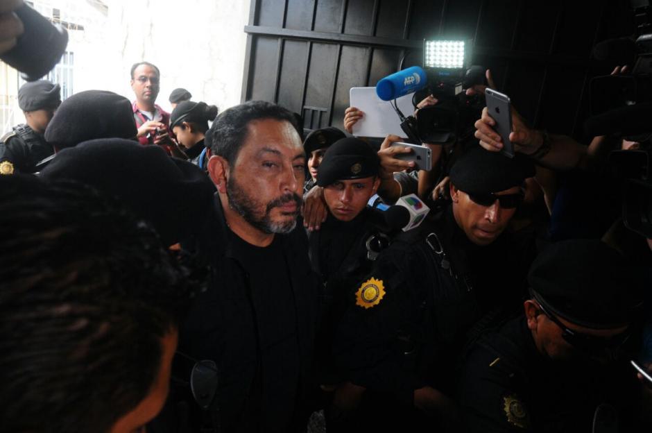 El exministro de Gobernaci&oacute;n Mauricio L&oacute;pez Bonilla llega a Torre de Tribunales. (Foto: Alejandro Bal&aacute;n/Soy502)