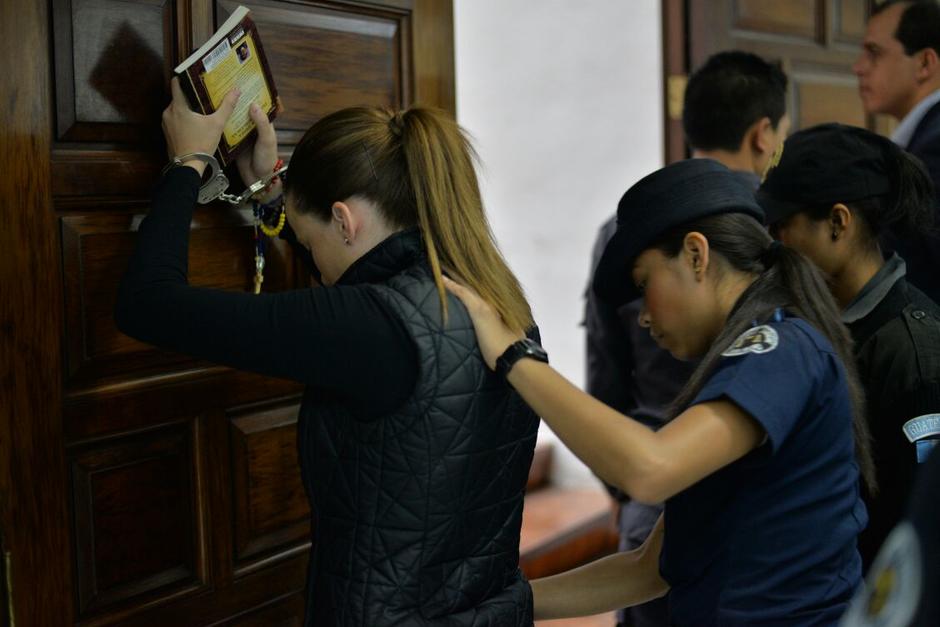 Daniela Beltranena fue revisada previo a su ingreso a la Sala de Vistas de la CSJ. (Foto: Wilder López/Soy502)