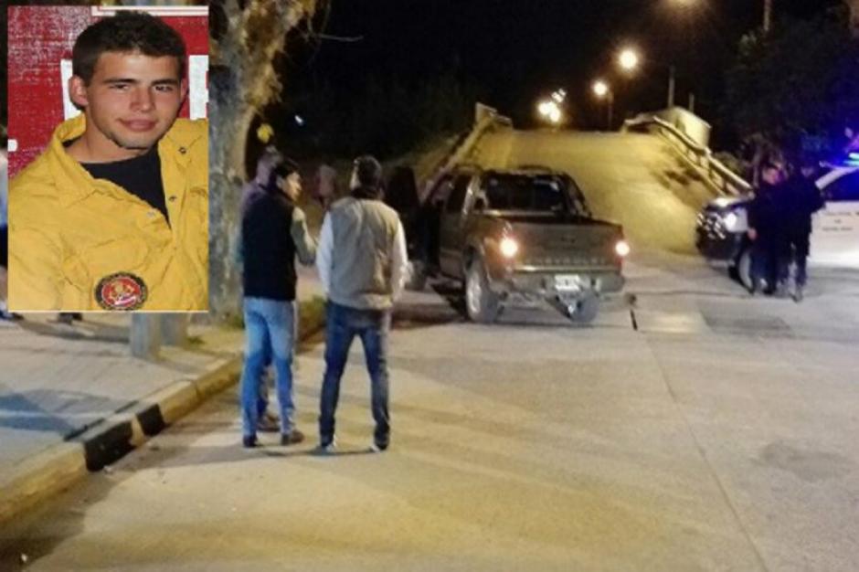 El muchacho sufri&oacute; graves heridas tras ser embestido por una camioneta y chocar contra un &aacute;rbol. (Foto: Clar&iacute;n)