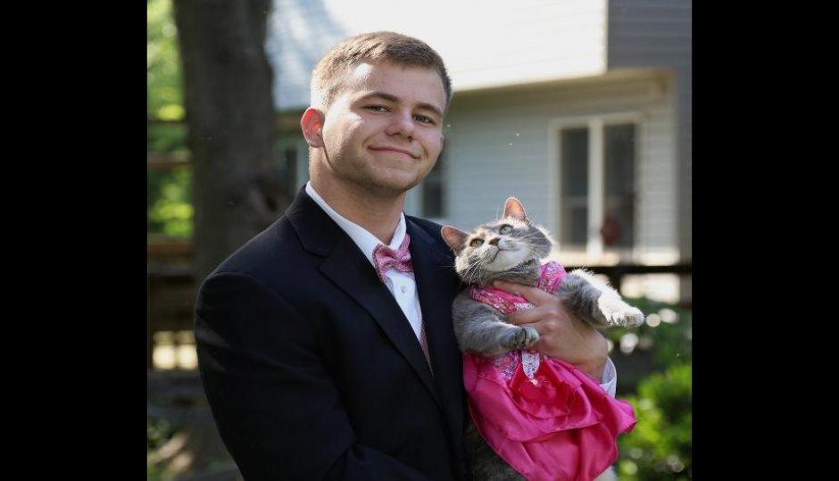 El joven de 18 a&ntilde;os fue acompa&ntilde;ado por su gata al baile. (Foto: Facebook /Sam Steingard)