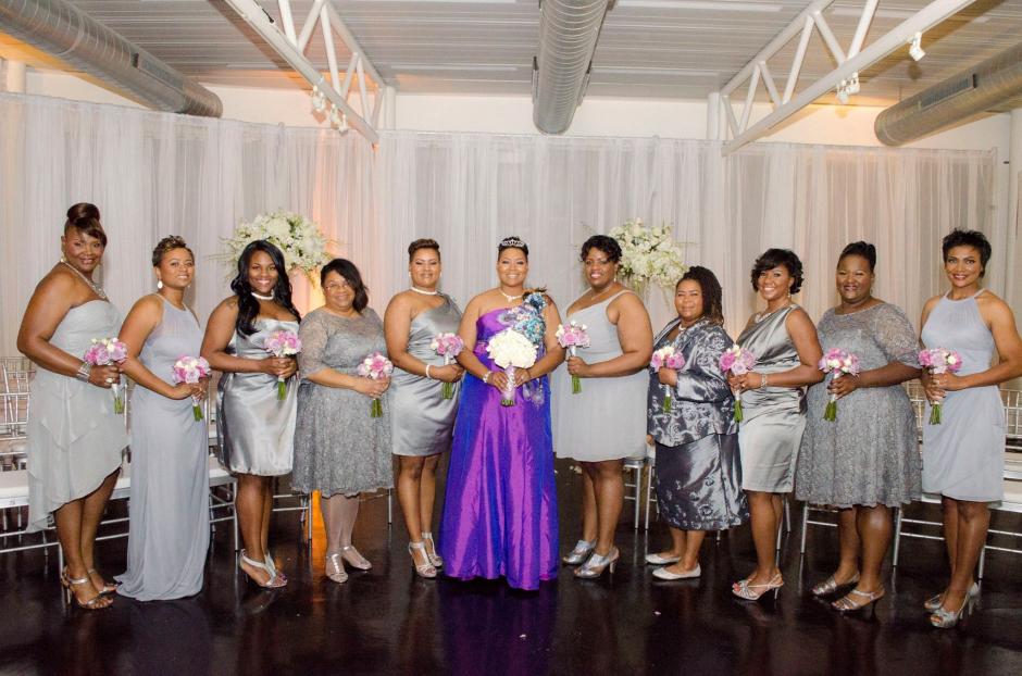 Yasmin Eleby posa para la foto junto con sus damas de honor. (Foto: Facebook/YasminEleby)