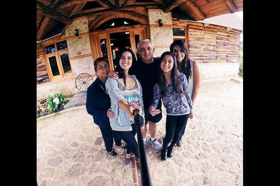 En la imagen aparece el expresidente Otto P&eacute;rez con su familia. (Foto: ElPeri&oacute;dico)&nbsp;