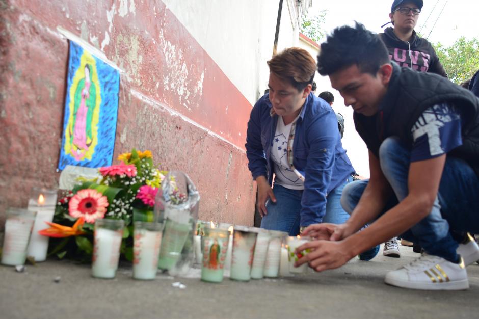 Frente a la morgue, familiares colocaron veladoras en conmemoraci&oacute;n de las v&iacute;ctimas. (Foto: Jes&uacute;s Alfonso/Soy502)
