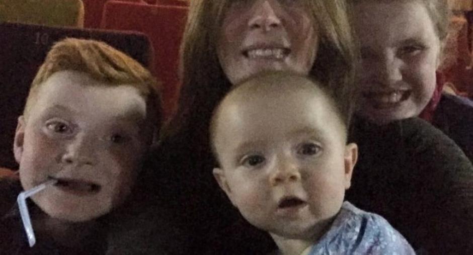 Una familia se toma una fotograf&iacute;a y descubren una imagen fantasmal. (Foto: Sopitas)