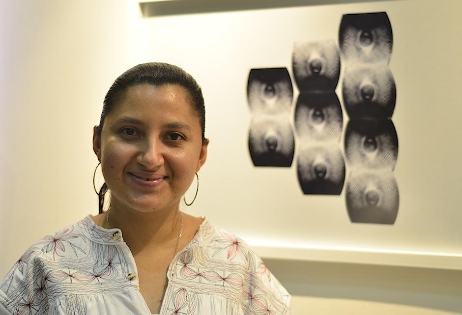 La fot&oacute;grafa guatemalteca, F&aacute;tima Anzuelo, presenta una exposici&oacute;n. (Foto: Selene Mej&iacute;a/Soy502)