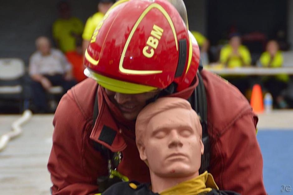 El bombero guatemalteco Juan Pablo Poggio se impuso en la competencia individual. (Foto: Bomberos de Costa Rica)