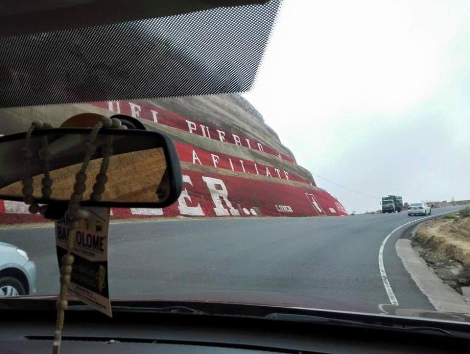 El partido Lider aprovech&oacute; las amplias paredes que quedaron en las monta&ntilde;as por la ampliaci&oacute;n de esta carretera. La fotograf&iacute;a fue tomada en ruta hacia Quetzaltenango. (Foto: Alejandro Escobar)