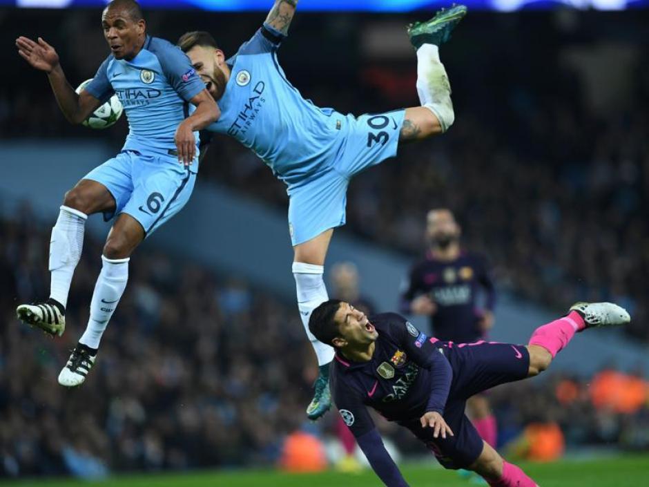 Luis Su&aacute;rez recibi&oacute; una fuerte marca de los zagueros del City. (Foto: AFP)
