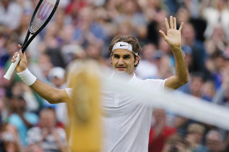 Roger Federer de Suiza celebra su victoria ante Santiago Giraldo de Colombia en su partido de tercera ronda en el Campeonato de Wimbledon en el club de tenis All England Lawn, en Londres, Inglaterra, 28 de junio 2014 . &nbsp;(Foto: EFE/ TATYANA Zenkovich)