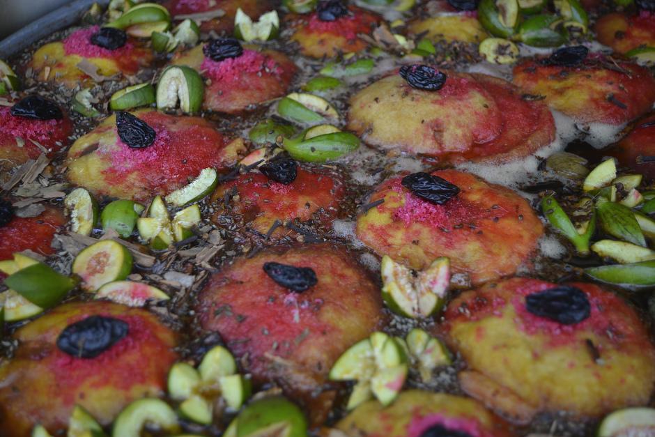 Las torrejas, uno de los platillos m&aacute;s deliciosos y consumidos por los visitantes en la feria. (Foto: Deccio Serrano/Soy502)