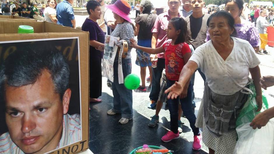 Los ciudadanos se acercan a los juegos de la "feria anticorrupci&oacute;n". (Foto: JusticiaYa/Facebook)