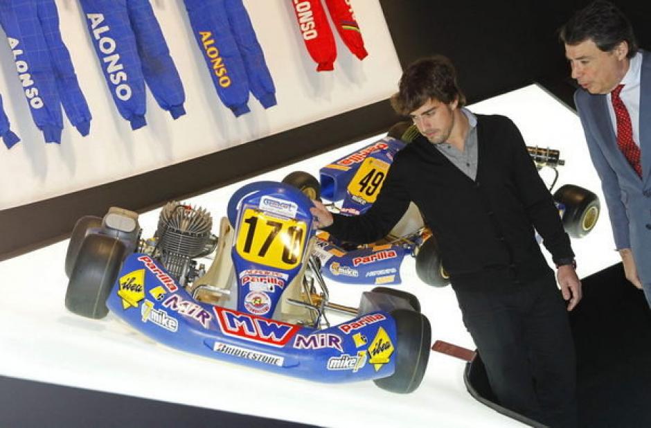 El piloto espa&ntilde;ol, Fernando Alonso, muestra uno de sus karts en la exposici&oacute;n de su historia en Madrid. (AFP)
