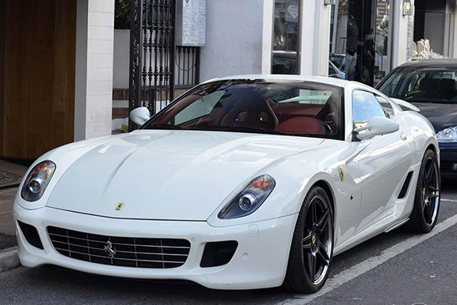 Cristiano Ronaldo muestra su orgullo madridista con un nuevo Ferrari de color blanco. (Foto: Google.com)