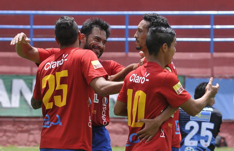 Carlos "el Pescadito" Ruiz es felicitado por sus compa&ntilde;eros tras marcar doblete. (Foto: Nuestro Diario)