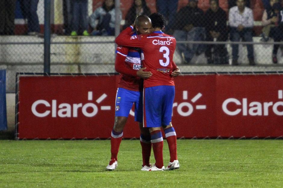 Juliano Rangel es felicitado por su compa&ntilde;ero Hamilton L&oacute;pez, tras el gol de Xelaj&uacute;. (Foto: Nuestro Diario)