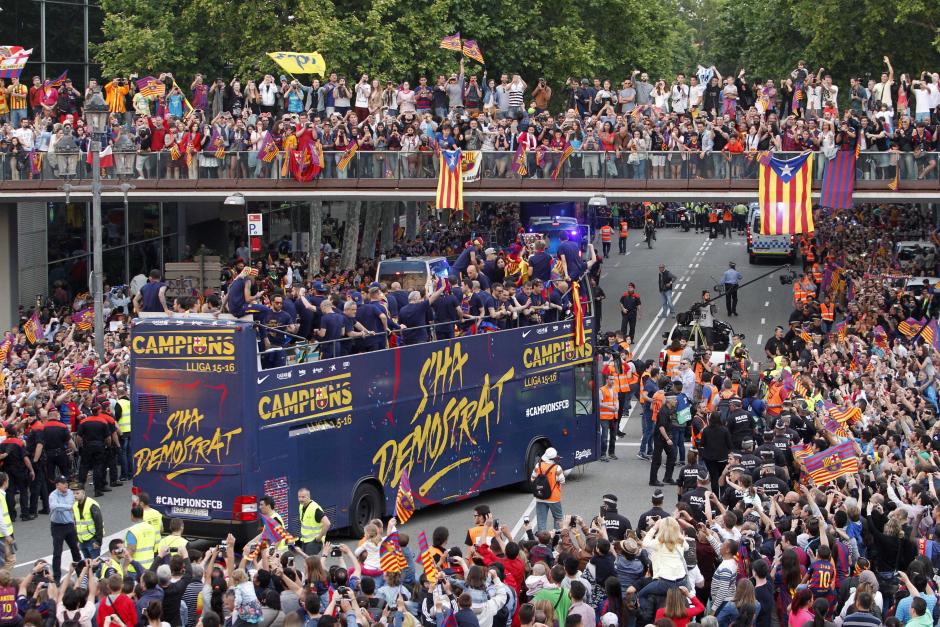 Los seguidores de Barcelona colmaron las calles por donde pas&oacute; el recorrido. (Foto: EFE)