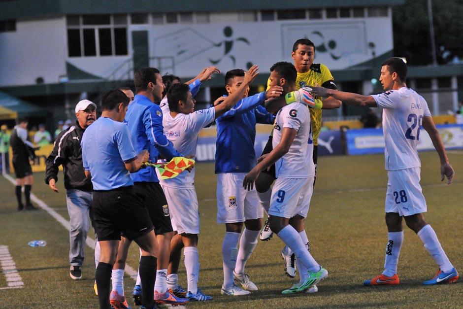 Comunicaciones tuvo que esperar hasta el minuto 55 del segundo tiempo para anotar el gol del empate ante Malacateco en el estadio Cementos Progreso. (Foto: Nuestro Diario)