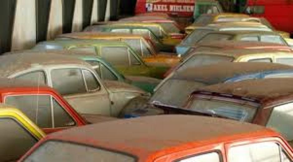 &nbsp;Un lote de m&aacute;s de 200 autos nuevos abandonados desde 1981 fue descubierto en Dinamarca. (Foto: Internet)