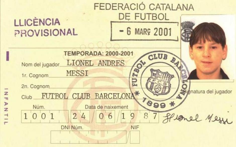 Del ba&uacute;l de los recuerdos. El primer carn&eacute; de Lionel Messi con Barcelona, en la temprada 2000-2001. (Foto: Portal de Internet del diario Sport)
