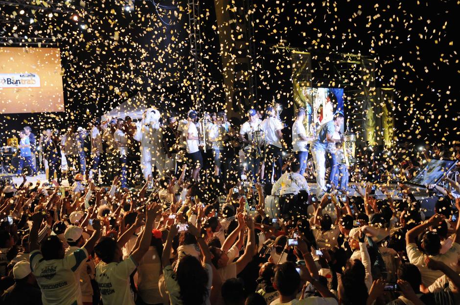Con papelitos al aire, aplausos, canticos y m&uacute;sica de la Sonora Dinamita, termin&oacute; la fiesta de los albos en la zona 6.&nbsp;(Foto: Orlando Chile/Nuestro Diario)