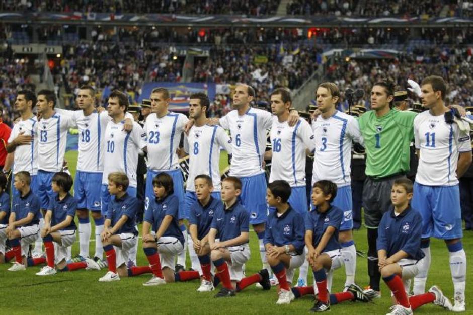Los 24 seleccionados de Bosnia debutar&aacute;n junto a su selecci&oacute;n en un mundial de futbol mayor. (Foto: EFE)